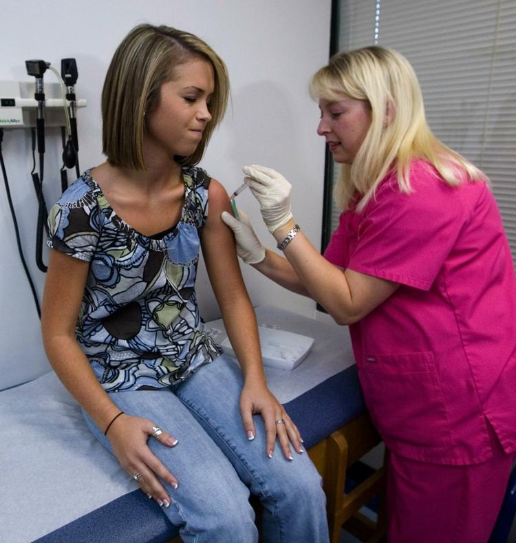 VACCINATION. Det er måske ikke nogen fornøjelse. Men ifølge Kræftens Bekæmpelse burde flere unge kvinder få et HPV-skud hos lægen. Arkivfoto. 