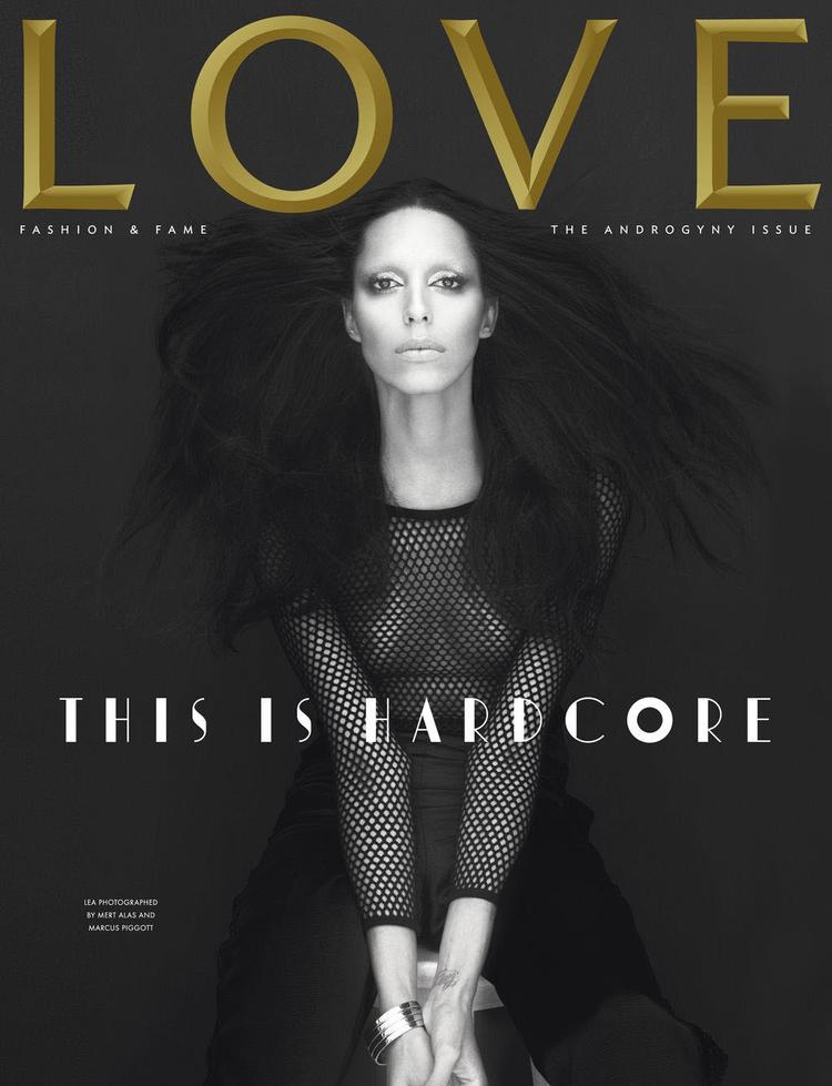 covergirl. Den transseksuelle  Lea T ligger nummer 40 på listen over verdens mest benyttede modeller, og lige nu er hun på forsiden af  det engelske kultmagasin Love. 