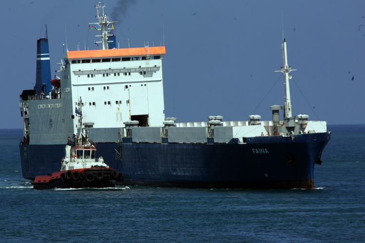 Pirateri. Danske soldater i Aden-bugten bliver forhindret i at sejle gennem Suez-kanalen på grund af sjusk i Søværnets Operative Kommando. 