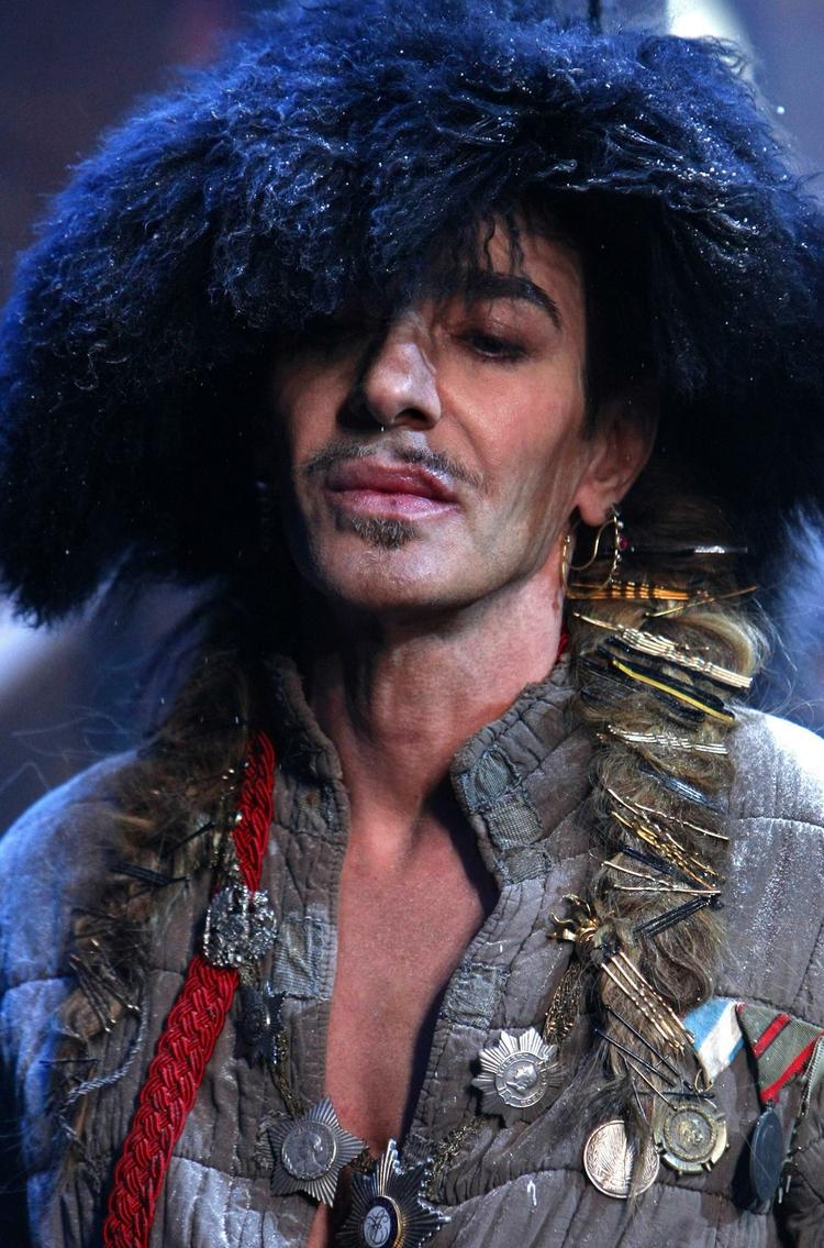 anklaget. Diors flamboyante chefdesigner John Galliano er under anklage for både vold og jødefornærmelser. 