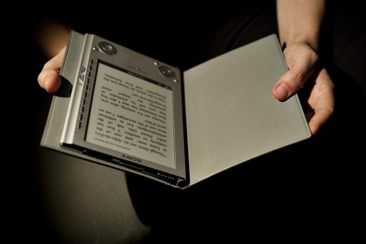 E-bog. Dagens kronikør er ikke begejstret for dit nye e-bøger: "hvert år, hvor det stadig kun er promiller af bogsalget, der er e-bøger, anser jeg som et sejrrigt år". 