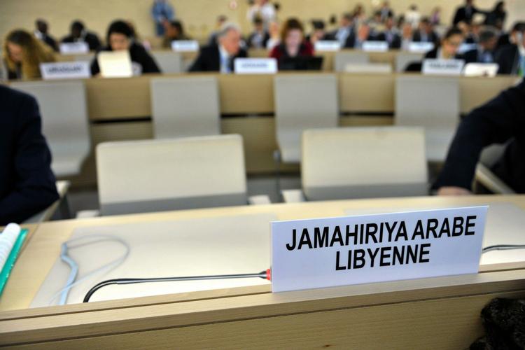 BOYKOT. USA prøver at samle opbakning til FN-sanktioner mod Libyen. Mandag mødes Hillary Clinton med FN's Menneskerettighedsråd, som har taget afstand fra volden mod landets oppostion. Den libyske delegation holdt sig væk under mødet. 