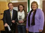 Vinder. Irlands næste leder (højst sandsynligt), Fine Gael-manden Enda Kenny med sin kone Fionnuala og datter Aoibhinn, da han i går gav sin stemme. 
