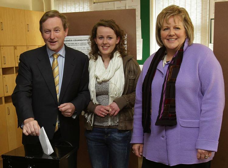 Vinder. Irlands næste leder (højst sandsynligt), Fine Gael-manden Enda Kenny med sin kone Fionnuala og datter Aoibhinn, da han i går gav sin stemme. 