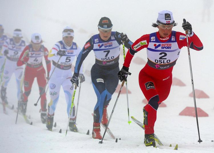 glidende. Marit Bjørgen havde travlt med at sende roserne videre efter nordmandens anden guldmedalje ved VM i Norge. 