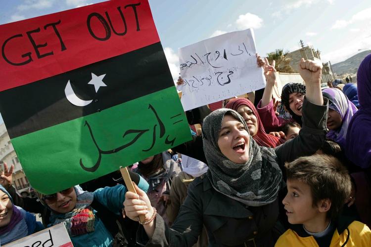 Skrid. Libyere protesterer mod Gaddafi i byen Derna i den nordøstlige del af landet. Det var i går. I dag frygter mange, at demonstrationerne vil blive mere blodige. 
