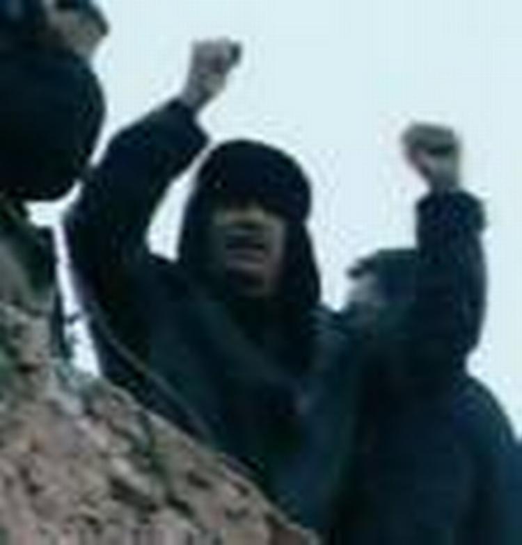 tale. Fra toppen af en mur råbte Gaddafi ud over Den Grønne Plads, der var fuld af hans tilhængere. 