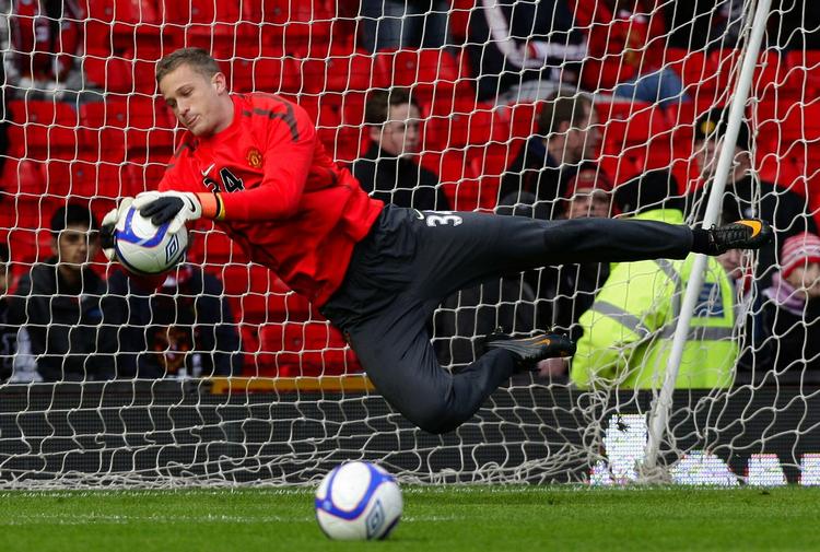 opvarmning. Anders Lindegaard har haft sine første kampe for Manchester United. Men danskeren er stadig et stykke fra førstevalget på målmandsposten. 