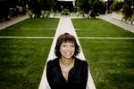 Awardsmil. Vil Susanne Bier stikke en Oscarstatuette i posen natten til mandag dansk tid? Det er der mange danskere, der håber. De mest entusiastiske tager i biografen for at se prisuddelingen live. 