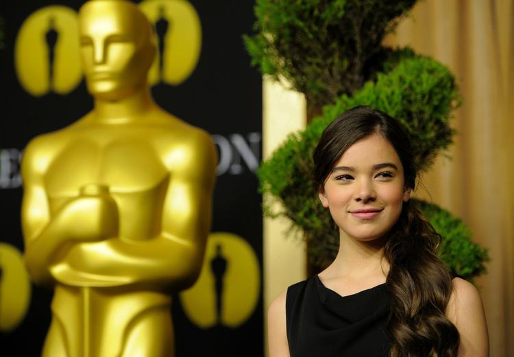 Generationsskifte. 14-årige Hailee Steinfeld kan modtage en gylden statuette for sin birolle i 'True Grit'. Måske kan de mange unge Oscar-nominerede stjerner gøre transmissionen af søndagens prisuddeling mere attraktiv for de unge tv-seere. 
