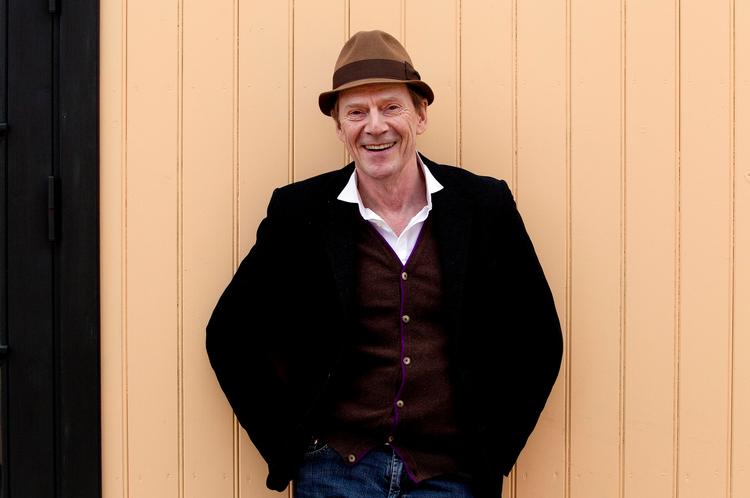 Charlatan. Ifølge Jesper Christensen har man gjort skuespillere meget mere interessante, end de er. Skuespil »er sgu ingen sagkundskab, så der er heller ikke noget at hidse sig op over. Synes du det?«. Foto: Finn Frandsen 