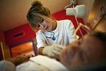 Økonomi. De 120.000 ansatte i sundhedssektoren må vente til næste år med at stige i løn. 