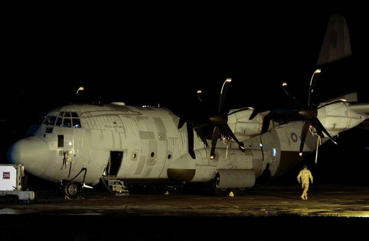 REDNING. To herculesfly hentede i går en gruppe ansatte ved olie-baser i Libyen til Malta. 