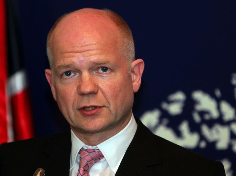 Udenrigsminister. William Hague øger presset på Moamar Gaddafi med diplomatisk træk. 