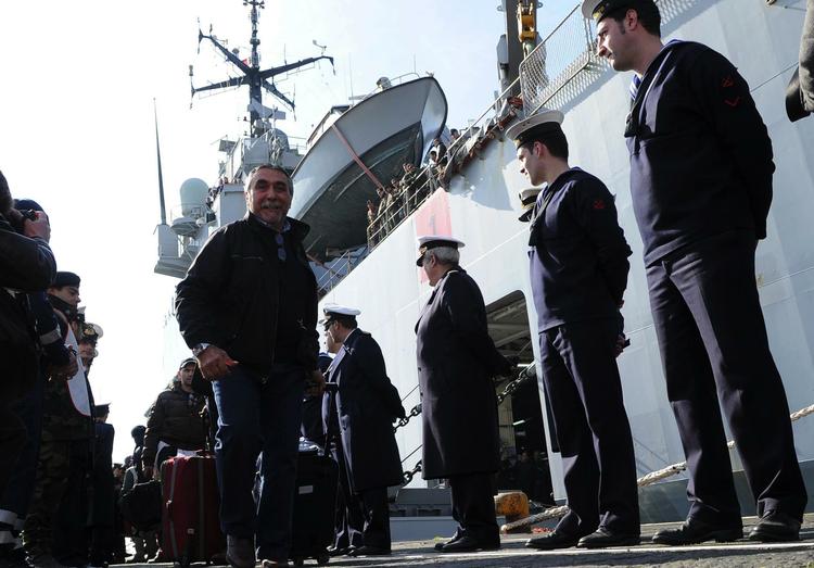 Evakueret. En mand går fra borde, efter at krigsskibet San Giorgio har bragt ham og hundredvis andre til Catania i Itlaien. 