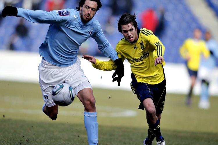 angrebsbud. 18-årige Mathias Gehrt fik chancen fra start mod Malmö FF. Teenageren var tæt på at score, men hans skud ramte stolpen.  Foto: Finn Frandsen 