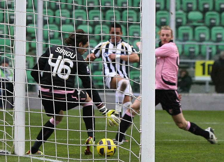 mål. Et af Alexis Sanchez' fire mål blev scoret fra en spids vinkel bag Salvatore Sirigu. 