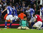 Afgørelsen. Et par slagne Arsenalspillere kan diskutere skylden for sejrsmålet, som Obafemi Martins scorede i det 89. minut. 