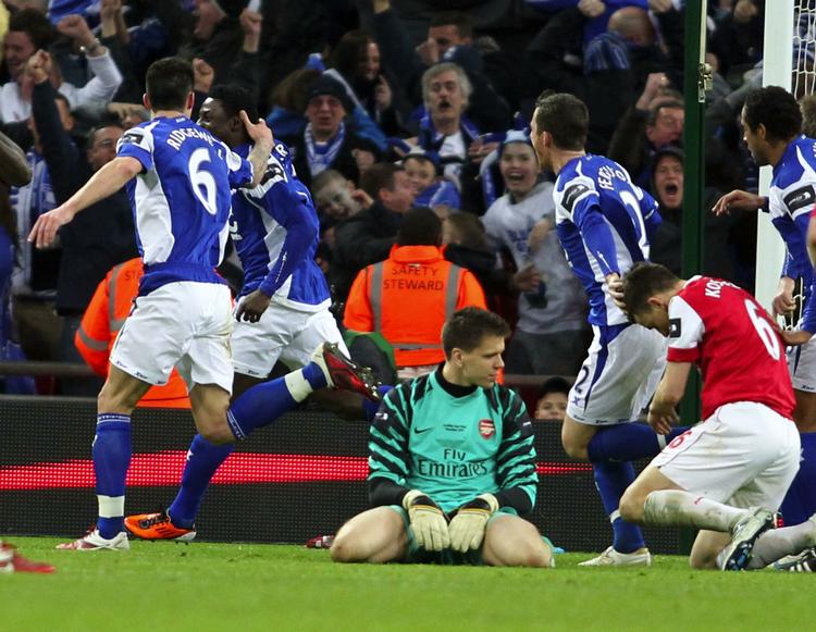 Afgørelsen. Et par slagne Arsenalspillere kan diskutere skylden for sejrsmålet, som Obafemi Martins scorede i det 89. minut. 