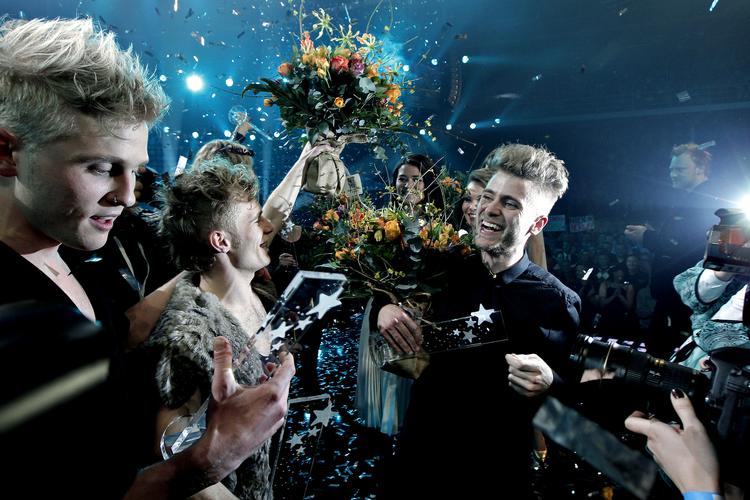 Vinderne. Håret og humøret var højt hos bandet A Friend in London, da resultatet af MGP 2011 blev offentliggjort. Nu får bandet kritik for at synge på engelsk. 