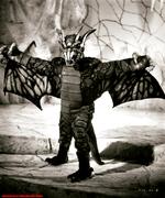 øglefurie. Billedet viser 'The Super Inframan's protagonist Princess Dragon Mom, som normalt er en lysblond furie bevæbnet med pisk, men som blandt meget andet besidder evnen til at transformere sig til en flyvende øgle. Illustration: Infra-Associates 
