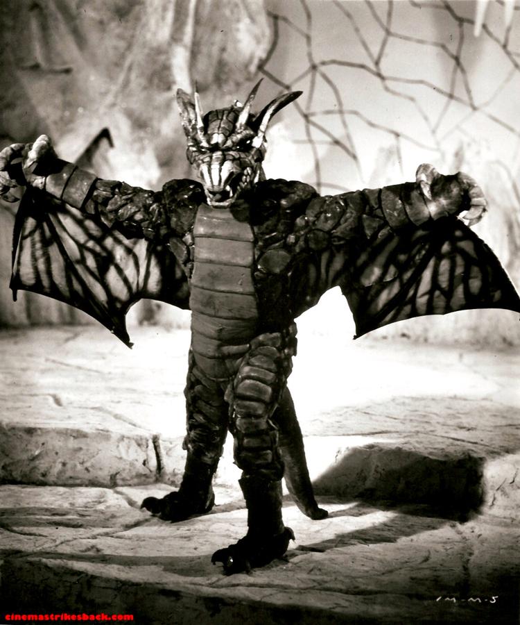 øglefurie. Billedet viser 'The Super Inframan's protagonist Princess Dragon Mom, som normalt er en lysblond furie bevæbnet med pisk, men som blandt meget andet besidder evnen til at transformere sig til en flyvende øgle. Illustration: Infra-Associates