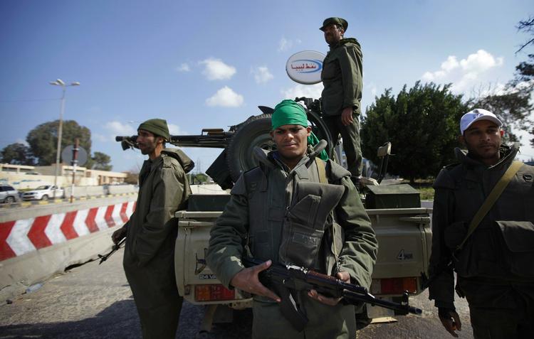 Loyalitet. Gaddafis soldater kæmper stadig for at holde landets leder gennem 41 år ved magten. 