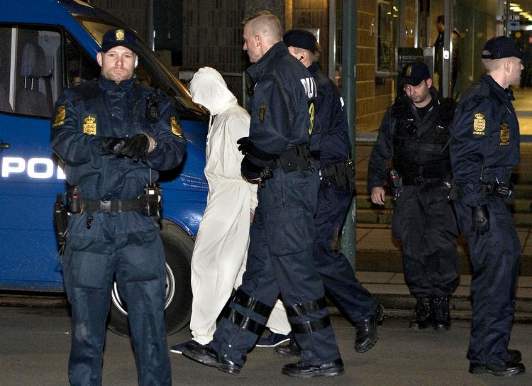 Betjentjagt. Efter 14 måneder har Statsadvokaten ikke identificeret  betjente, hvis adfærd der er klaget over efter en misforstået terroranholdelse. Men Ekstra Bladet bragte dengang dette billede af anholdelsen. 