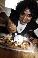 supersnit. Fatima Maliane fra  Sølvstjernen Pizzeria på Amager viser, hvordan pizzahjulet fra Oxo med lethed deler en pizza nummer 5 fra menukortet - en Vegetar med tomat, ost, rød peber, champignon, artiskok, spinat og oliven. 