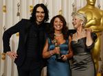 Mingling. Russell Brand og Helen Mirren præsenterede prisen for bedste udenlandske ikke-engelsksprogede og poserede efterfølgende med vinderen: Susanne Bier. 