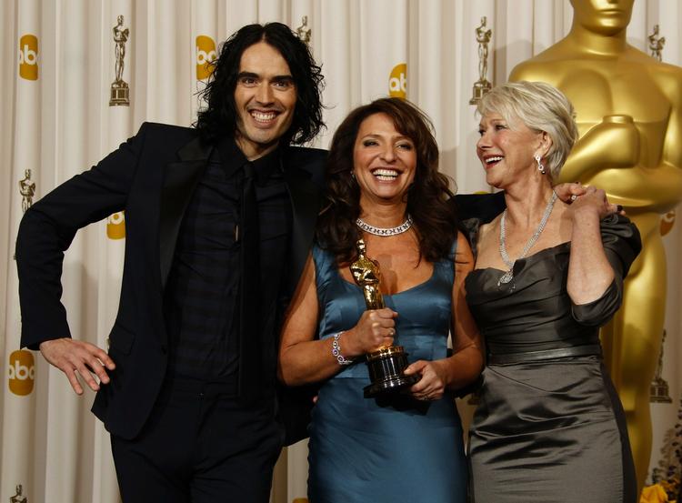 Mingling. Russell Brand og Helen Mirren præsenterede prisen for bedste udenlandske ikke-engelsksprogede og poserede efterfølgende med vinderen: Susanne Bier. 