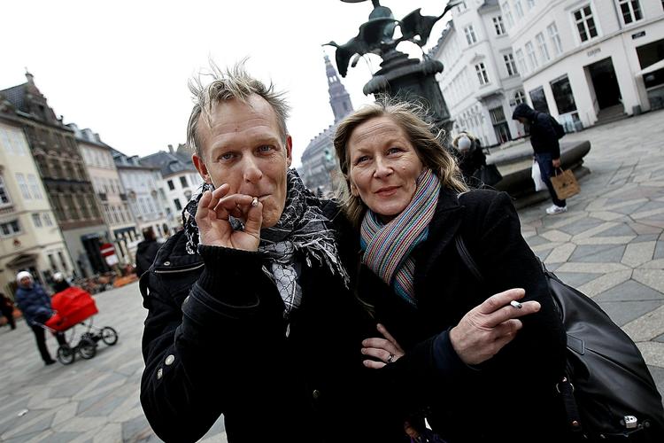 Priskonsekvens. 41-årige Allan Sørensen og 43-årige Ulla-Britt Luttinen er uenige om, hvorvidt prisstigninger på cigaretter er en god idé. Men de er enige om, at det ville få dem til at ryge mindre eller stoppe helt. 
