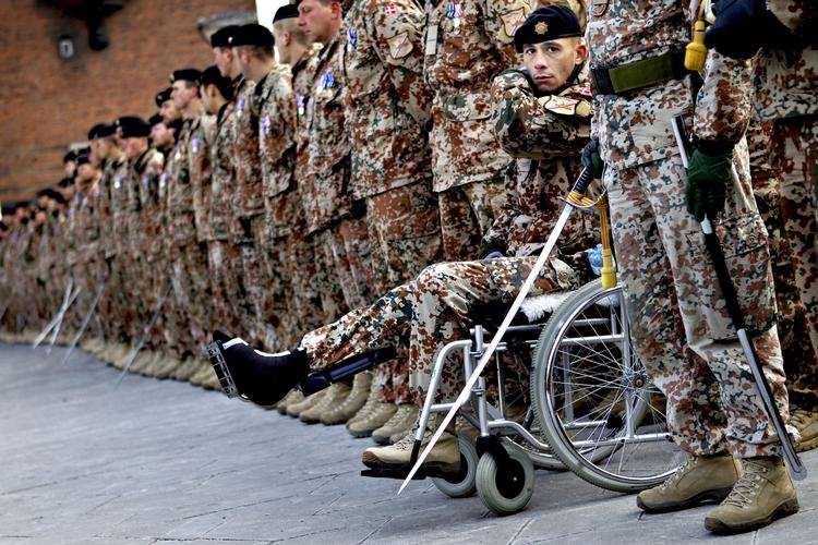 Hædret. Fredag gik hjemvendte veteraner fra Afghanistan velkomstparade gennem København. Maurice, der  trådte på en mine under sin udsendelse, fik en medalje ved dagens ceremoni. 