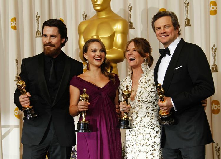 Talefilm. 'The King's Speech' vandt de mest prestigefyldte priser ved Hollywoods største prisfest. Colin Firth (th) vandt for bedste mandlige hovedrolle. Christian Bale tog prisen for bedste mandlige birolle, mens Natalie Portman og Melissa Leo tog priserne på den kvindelige side. 