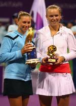 aggressivt. Caroline Wozniacki modtager sin pris for andenpladsen i Qatar Open efter finalenederlaget til Vera Svonareva. 