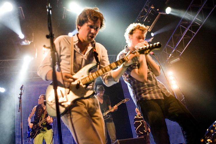 Frihedshungrende. Leth &amp; co. er en hvirvelvind af musikalske ideer, men produktionen bliver en alt for lækker lænke om bandets fantasi. 