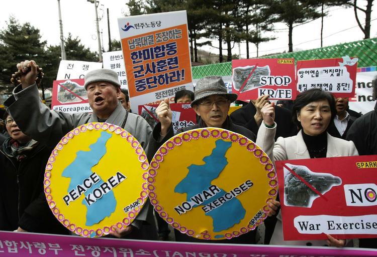 Modstand. Sydkoreanske demonstranter protesterer mod de årlige militære øvelser, der forener flere hundrede tusinde soldater fra USA og Sydkorea. 