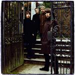 Oasis uden Noel.  Beady Eyes debutalbum er ikke skræmmende skarpt. Alligevel kan 'Different Gear, Still Speeding' sagtens sikre Liam Gallagher &amp; co. et par sæsoner mere i rockcirkusset. PR-foto 