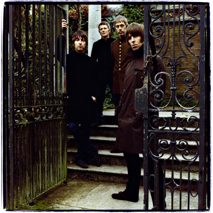 Oasis uden Noel.  Beady Eyes debutalbum er ikke skræmmende skarpt. Alligevel kan 'Different Gear, Still Speeding' sagtens sikre Liam Gallagher &amp; co. et par sæsoner mere i rockcirkusset. PR-foto 