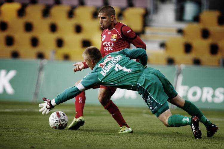 skansen. Steffen Rasmussen skrider ind for AGF i en kamp mod FC Nordsjælland. 