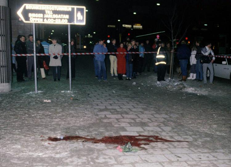 Attentat. Roser blev lagt på gerningsstedet efter drabet på Olof Palme, før politiet spærrede stedet af. 