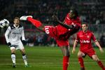 amok. Douglas fra FC Twente ses her under en clearing i en Champions League-kamp mod Tottenham. 