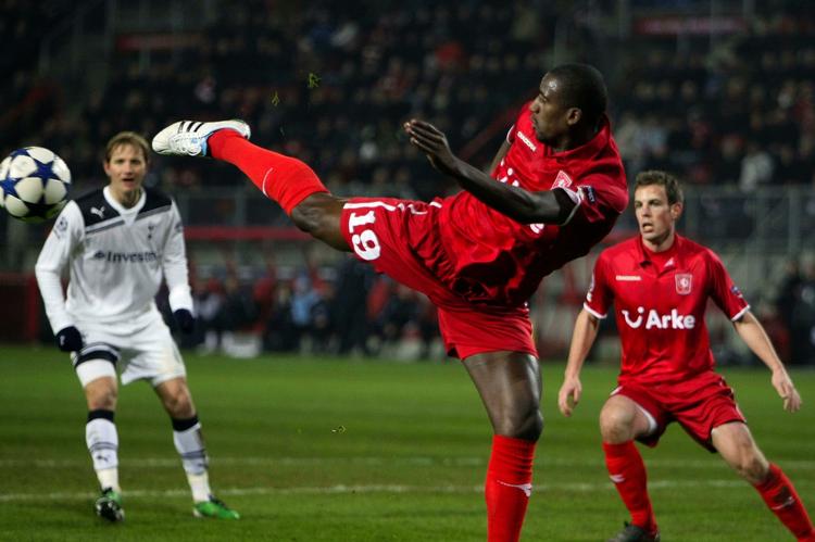 amok. Douglas fra FC Twente ses her under en clearing i en Champions League-kamp mod Tottenham. 