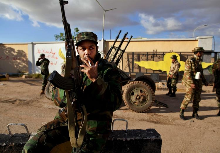 kampgejst. En soldat fra en af de styrker, som har brudt med landets præsident Moamar Gaddafi. Her på en militærbase i Banghazi i det østlige Libyen. 