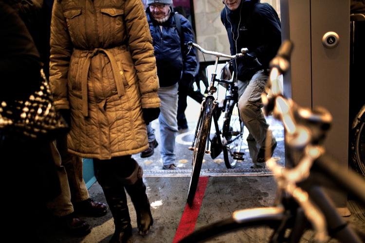 Forskel. Det er gratis at tage cyklen med i S-toget. Men ikke i metroen. 
