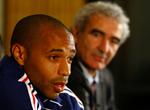 hjemve. Thierry Henry til pressemøde før Frankrigs første playoff-kamp mod Irland. Franskmanden endte som den store skurk og helt ved at føre Frankrig videre med en ulovlig hånd på bolden, som dommeren ikke så. 