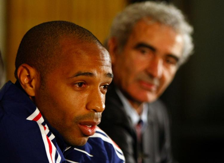 hjemve. Thierry Henry til pressemøde før Frankrigs første playoff-kamp mod Irland. Franskmanden endte som den store skurk og helt ved at føre Frankrig videre med en ulovlig hånd på bolden, som dommeren ikke så. 