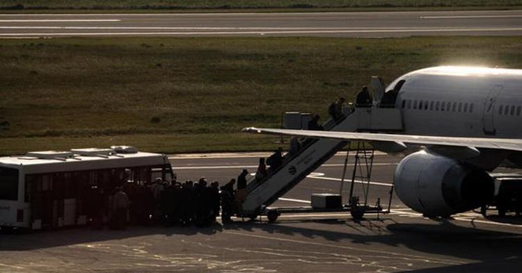 MALTA. Britiske passagerer på vej ombord på et fly til London. 
