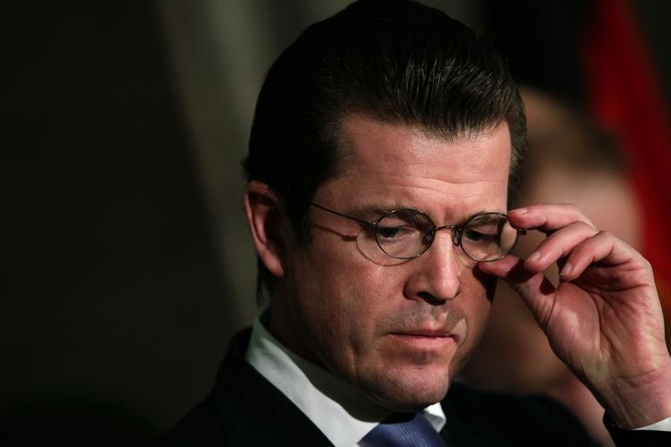 Skandale. Den tyske forsvarsminister  Karl-Theodor zu Guttenberg træder tilbage, skriver den tyske avis Bild. 
