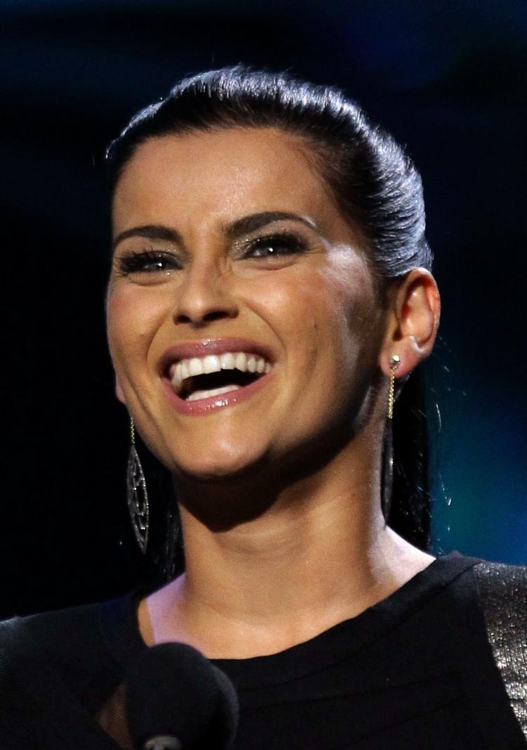 Tilståelse. Det er altid bedre at komme med nyheden selv, hvis den måske ikke er vanvittig fin i kanten. Så det gør den lille sangfugl Nelly Furtado på Twitter. Her er hun i november sidste år under Latin Grammy Awards, hor hun vandt en pris for sit album 'Mi Plan'. 